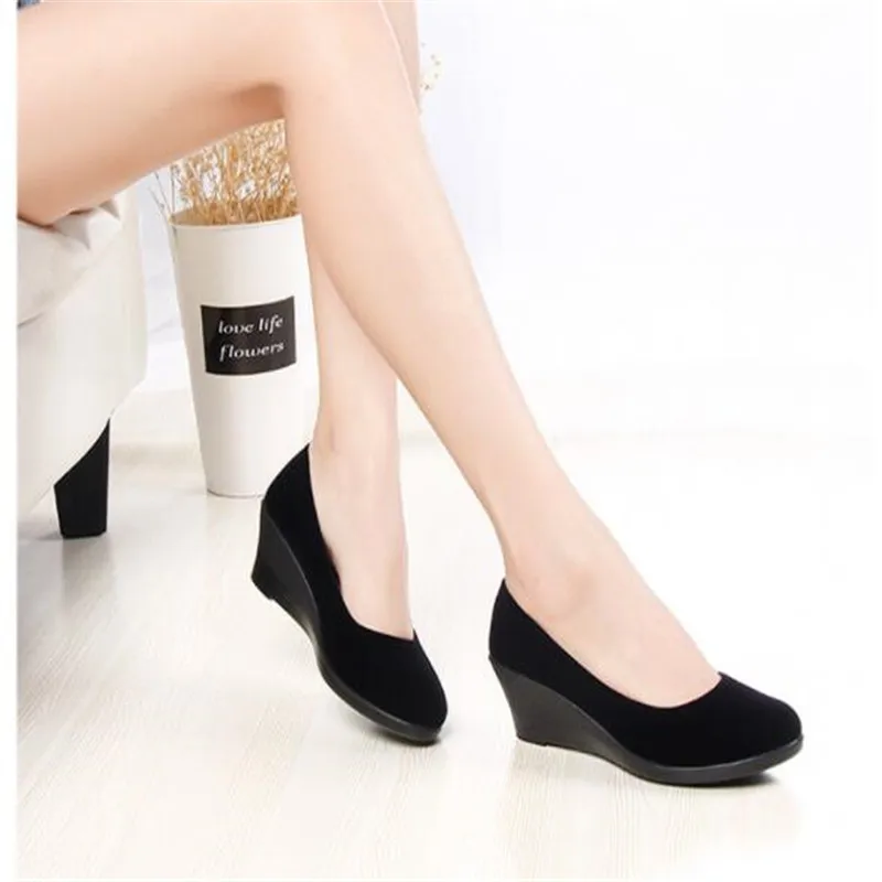 Женские туфли-лодочки из флока на танкетке черные повседневные туфли без