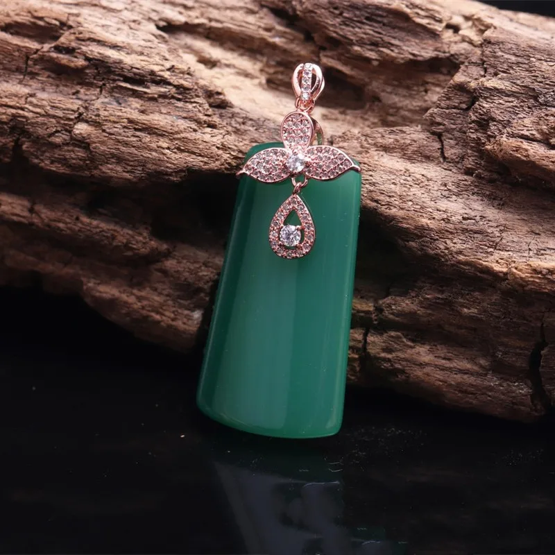 

China's Natural Green Chalcedony Hand Carved Drop Pendant Fashion Jewelry Men's and Women's Green Agate Necklace