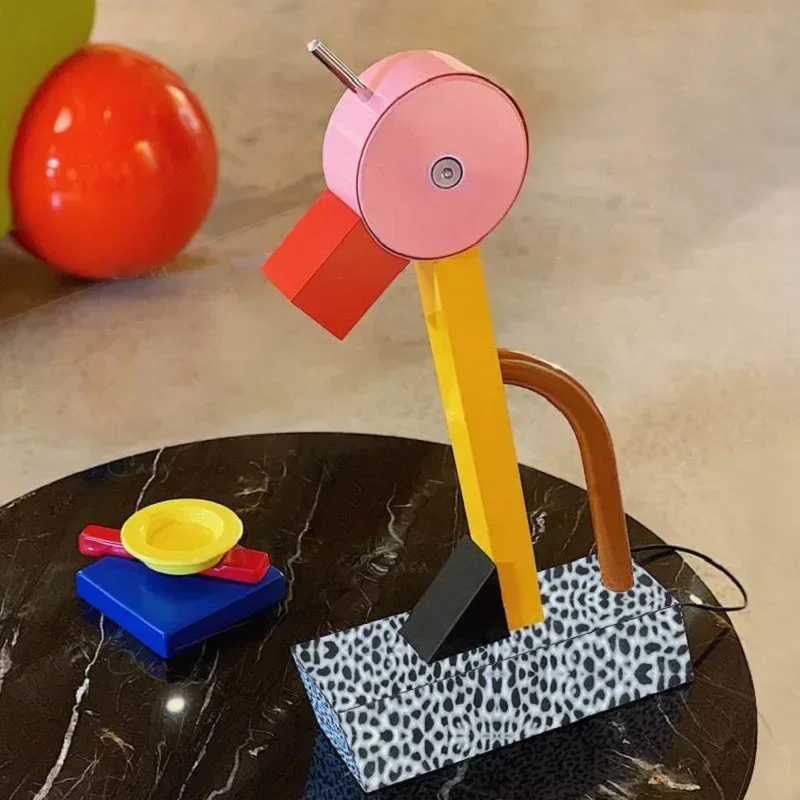 Lámpara de escritorio Neste LED Belgjos Animados Decoración Geométrica pato susu creatividad Art Airbnb minorrilla nordic