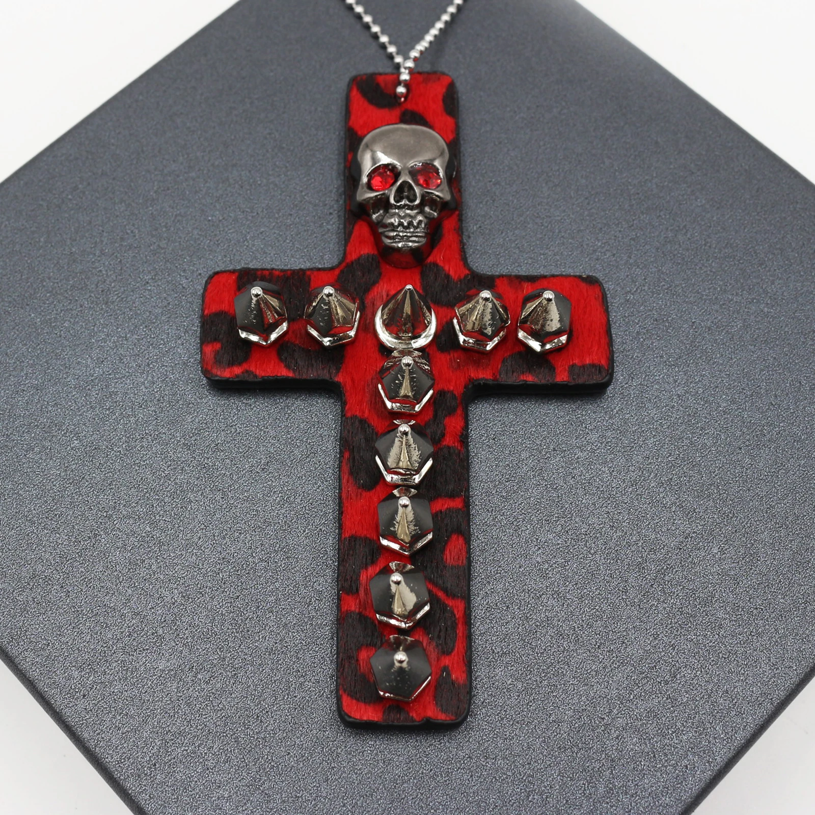 Женское кожаное ожерелье с леопардовым принтом и заклепками