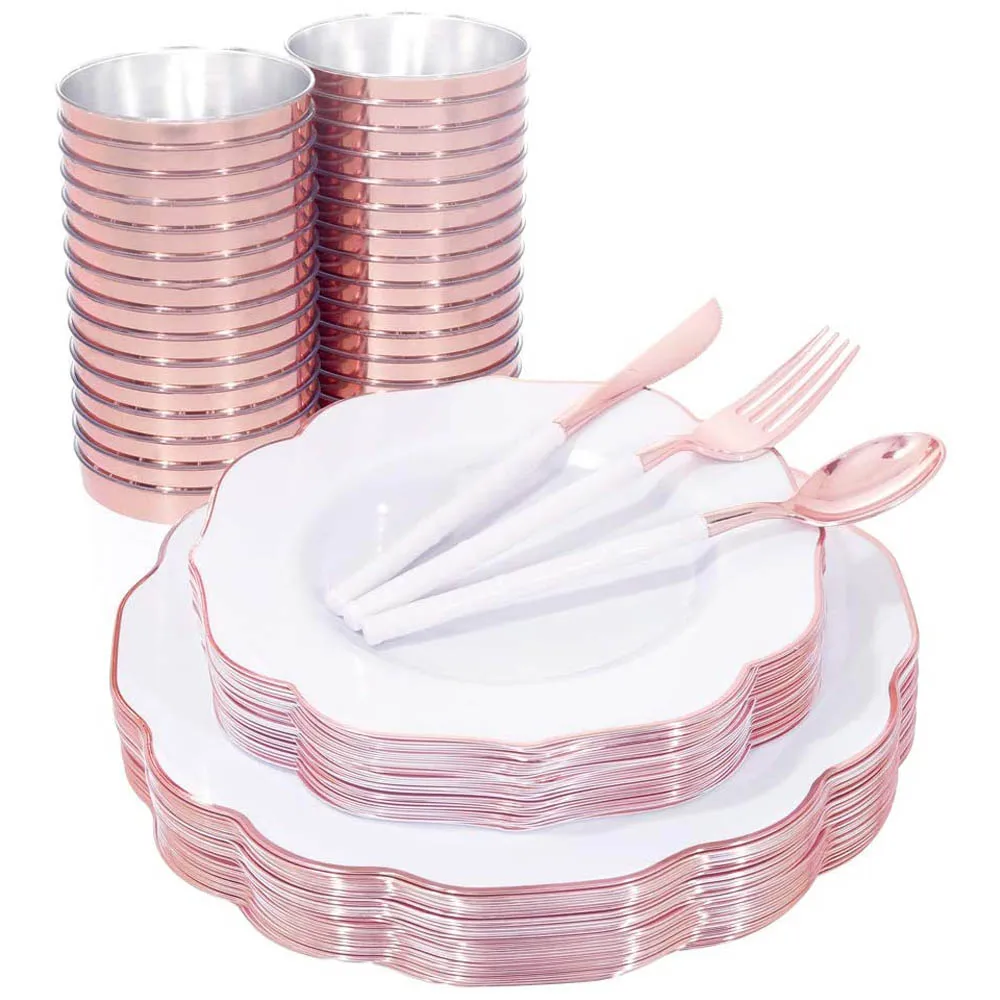 

Пластиковая тарелка с одноразовыми столовыми приборами, ложкой и чашкой