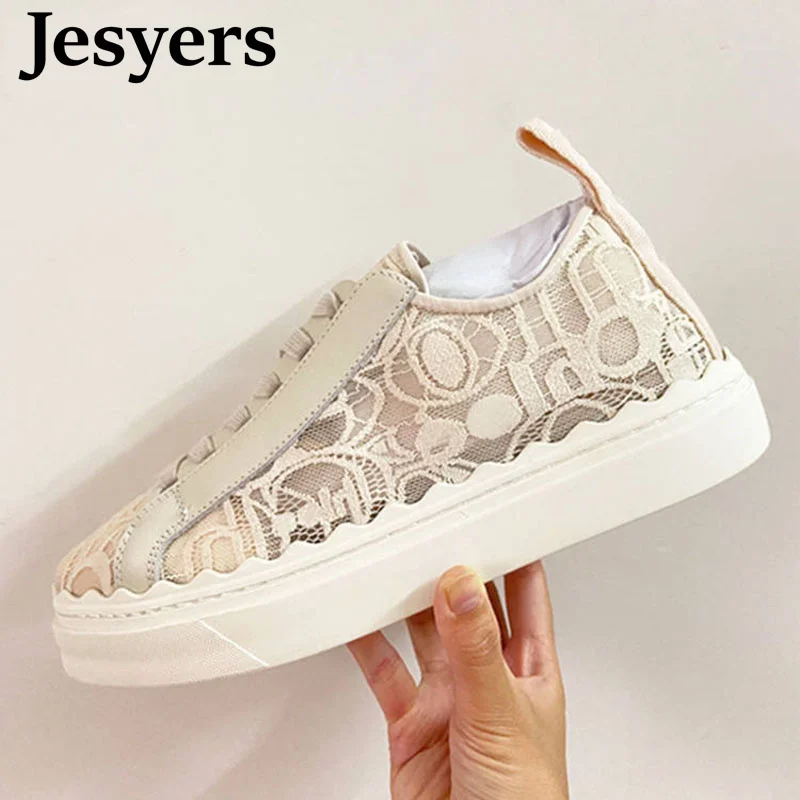 

Женские кроссовки на шнуровке, повседневная спортивная обувь на толстой подошве, с вышивкой, модные универсальные туфли с закрытым носком