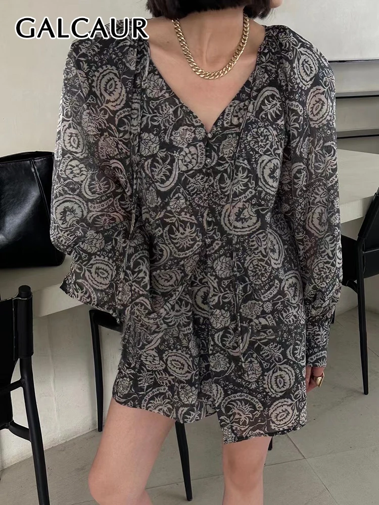 

Комплект из двух предметов GALCAUR с винтажным принтом, топ с V-образным вырезом и длинным рукавом, бандажные повседневные шорты с завышенной талией, популярный цветной комплект для женщин