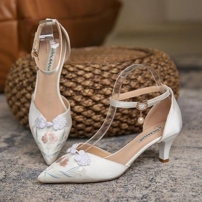 

Туфли-лодочки женские на низком каблуке, с вышивкой и острым носком