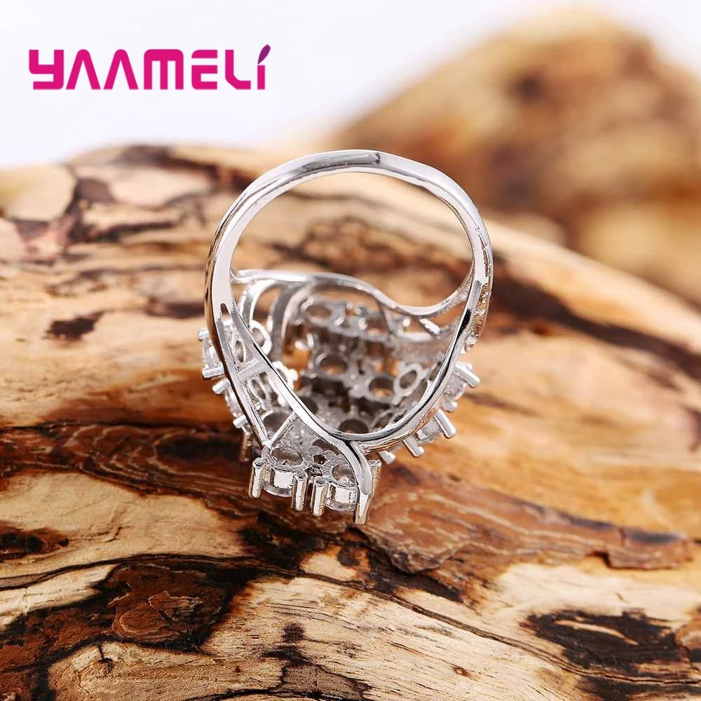 Женское кольцо на палец с белыми круглыми кристаллами