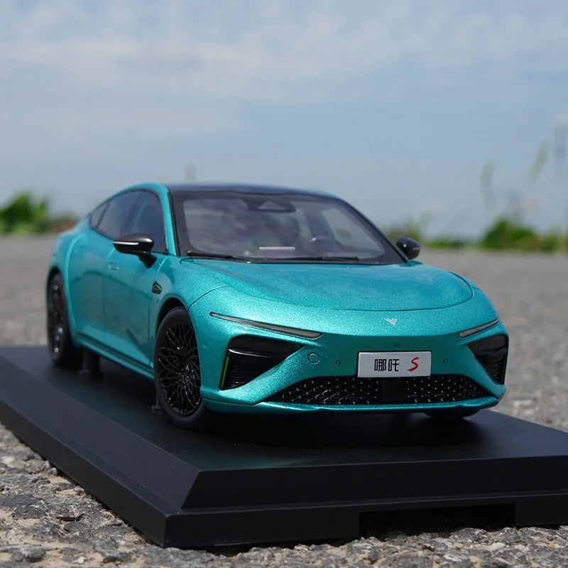 Фото Коллекционная модель автомобиля Нэчжа S из сплава, масштаб 1:18, игрушка-украшение №1