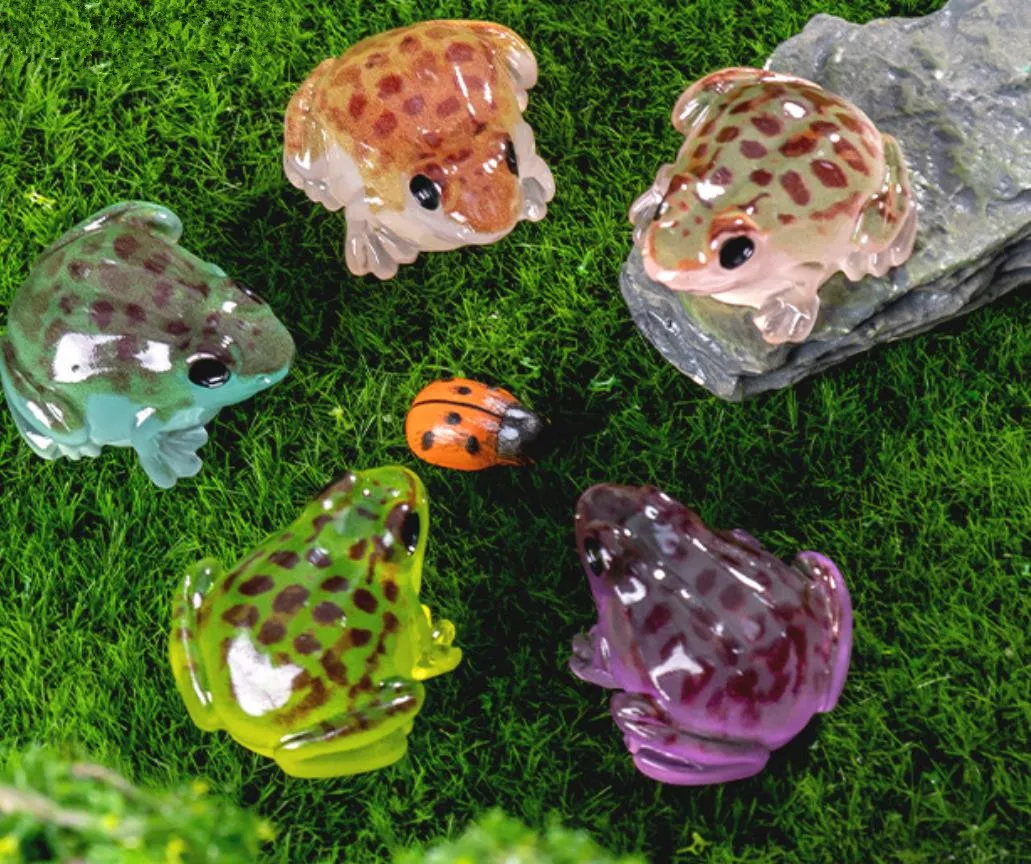 

Набор из 100 фигурок лягушек-крокодилов из смолы