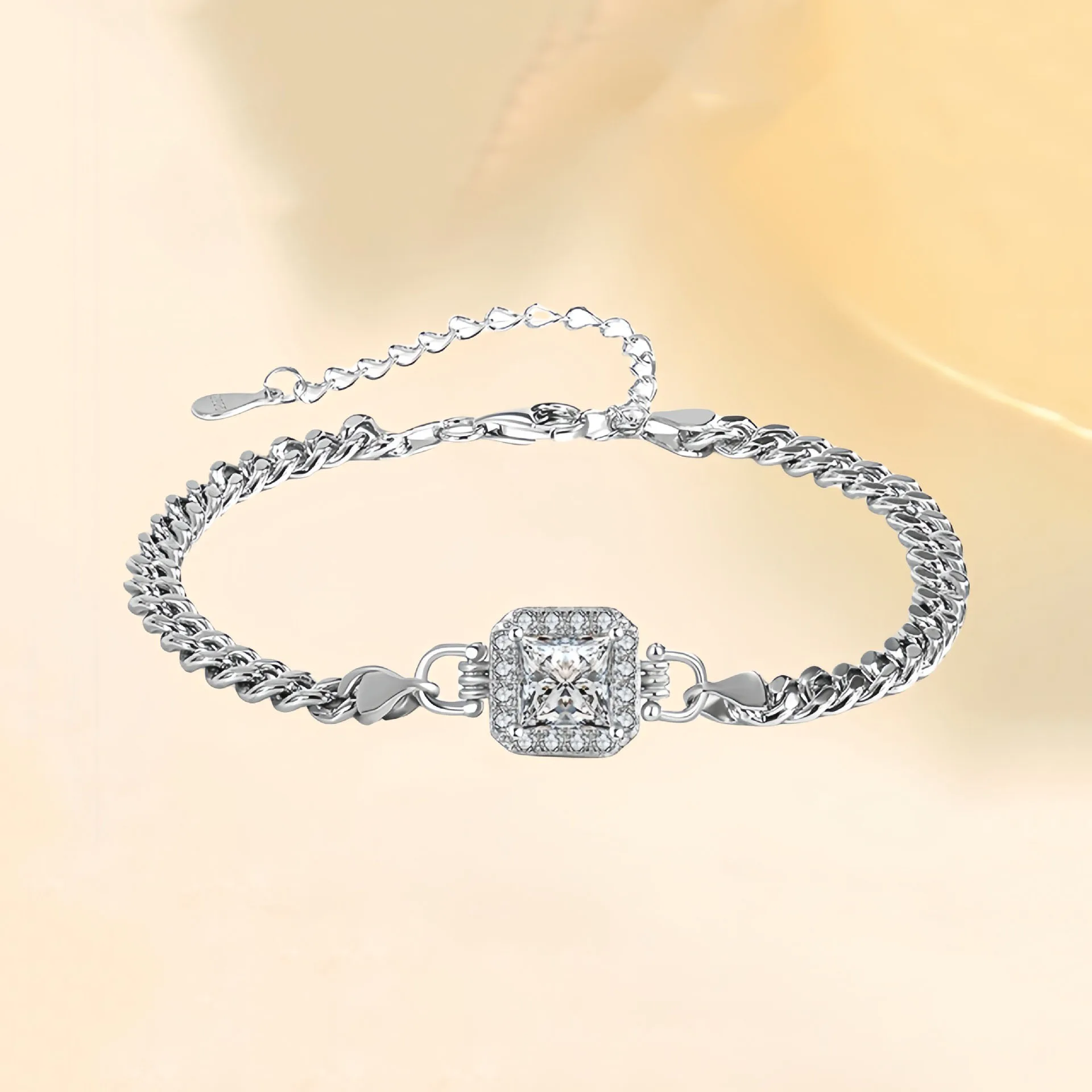 Женский браслет с муассанитом из серебра 925 пробы