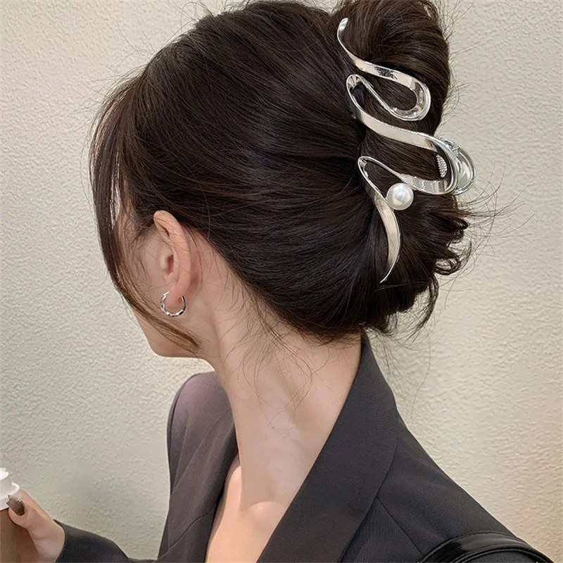 

2023 New Fashion Metal Irregular Large Wavy Pearl Hair Clip For Women Girls Back Of Head Shark Clip Hair Clip Hair Accessories