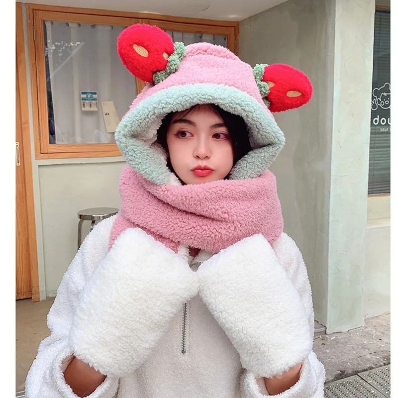 

Женская шапка Lei Feng в виде клубники, зимняя теплая плюшевая утепленная плюшевая милая плюшевая шапка для девочки, шарф, перчатки, костюм-трой...