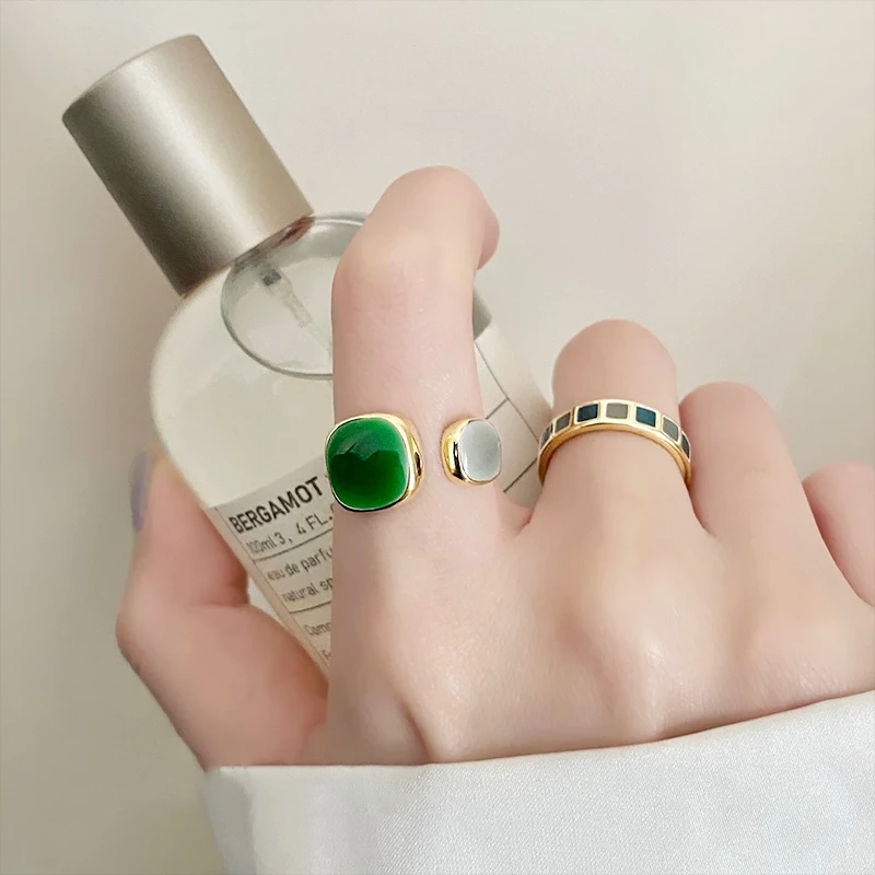 

Женское кольцо с эмалью и кристаллами, из серебра 925 пробы