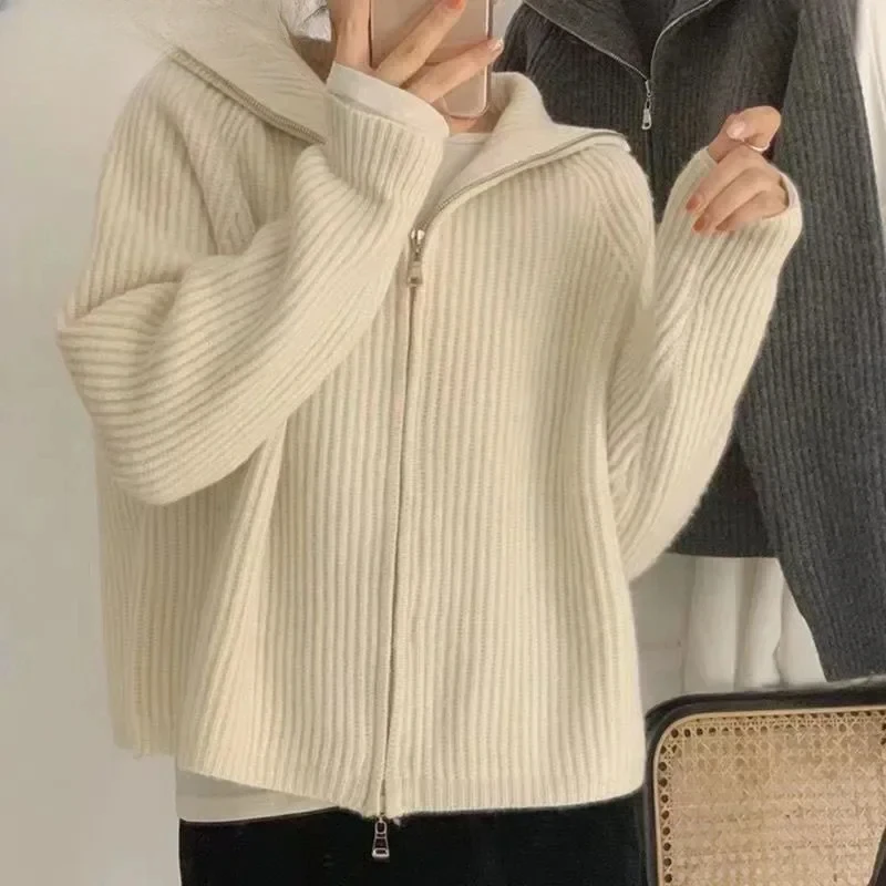 Темно-серый вязаный кардиган двубортный короткий топ на молнии с отложным