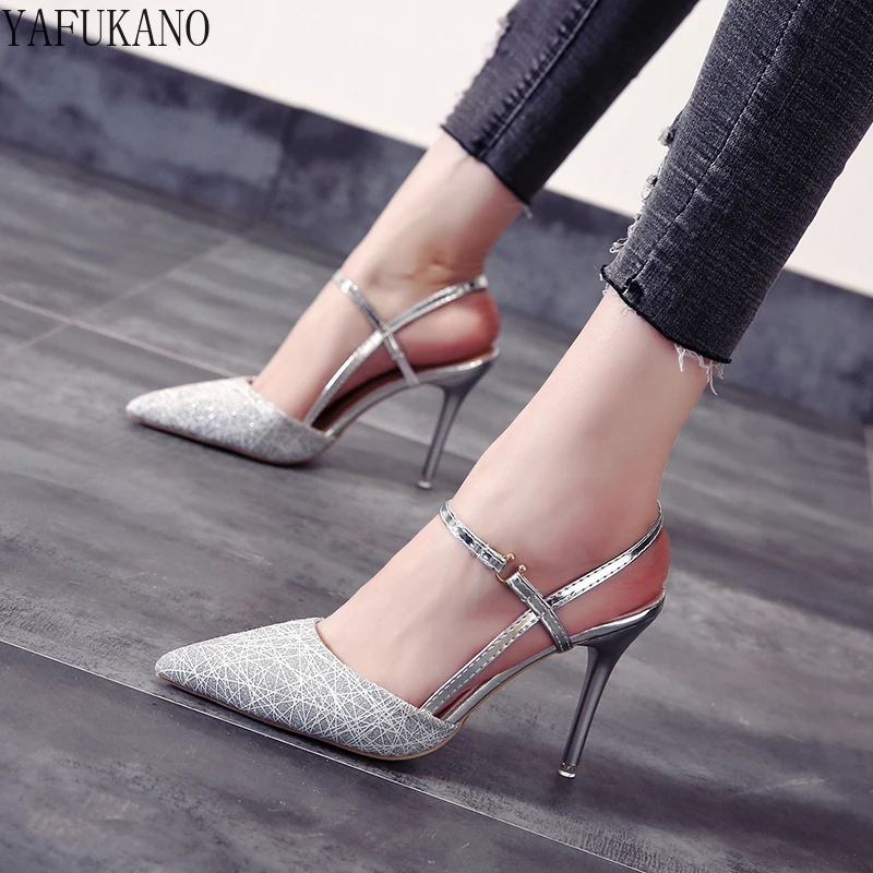 

Туфли женские на высоком каблуке-шпильке, пикантные сандалии с острым носком, ремешком на пятке средней длины, с пряжкой, серебристые, золот...