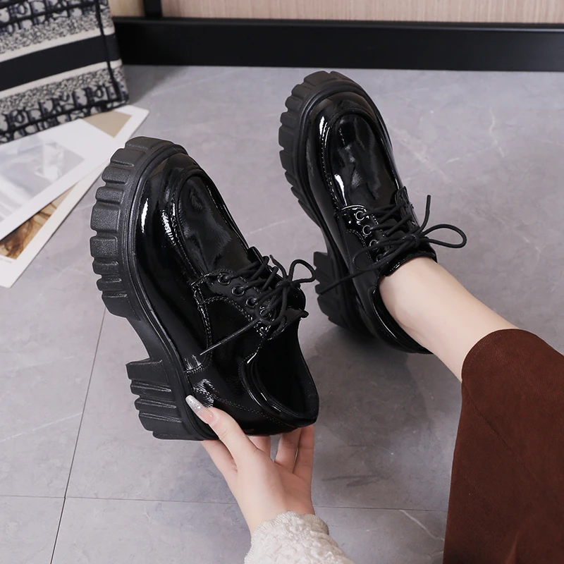 

Маленькие кожаные туфли, Женская обувь в британском стиле, Новинка весна-осень 2022, обувь из лакированной кожи на толстой подошве и высоком к...