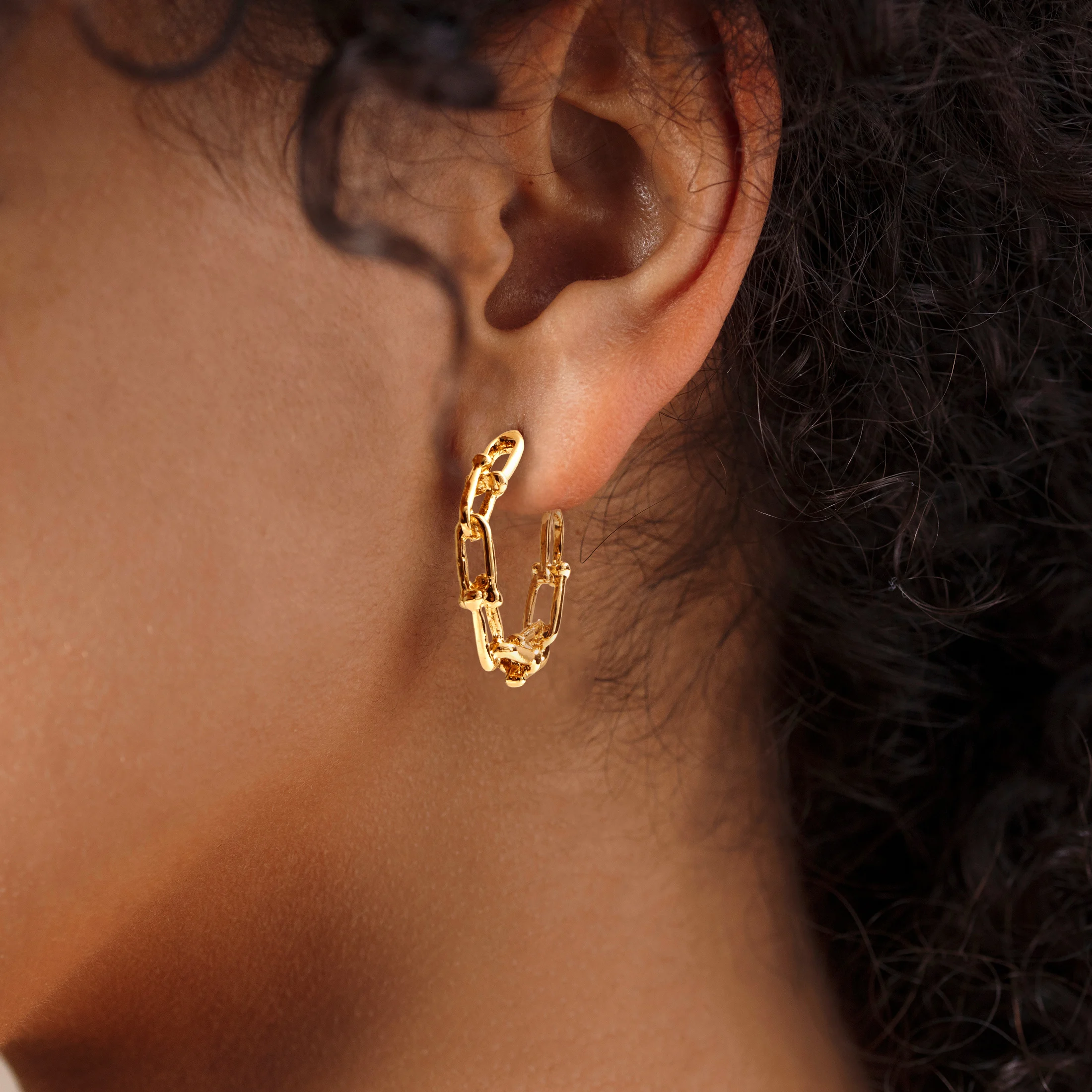 Простые серьги с-образной цепочкой с замком индивидуальные и элегантные