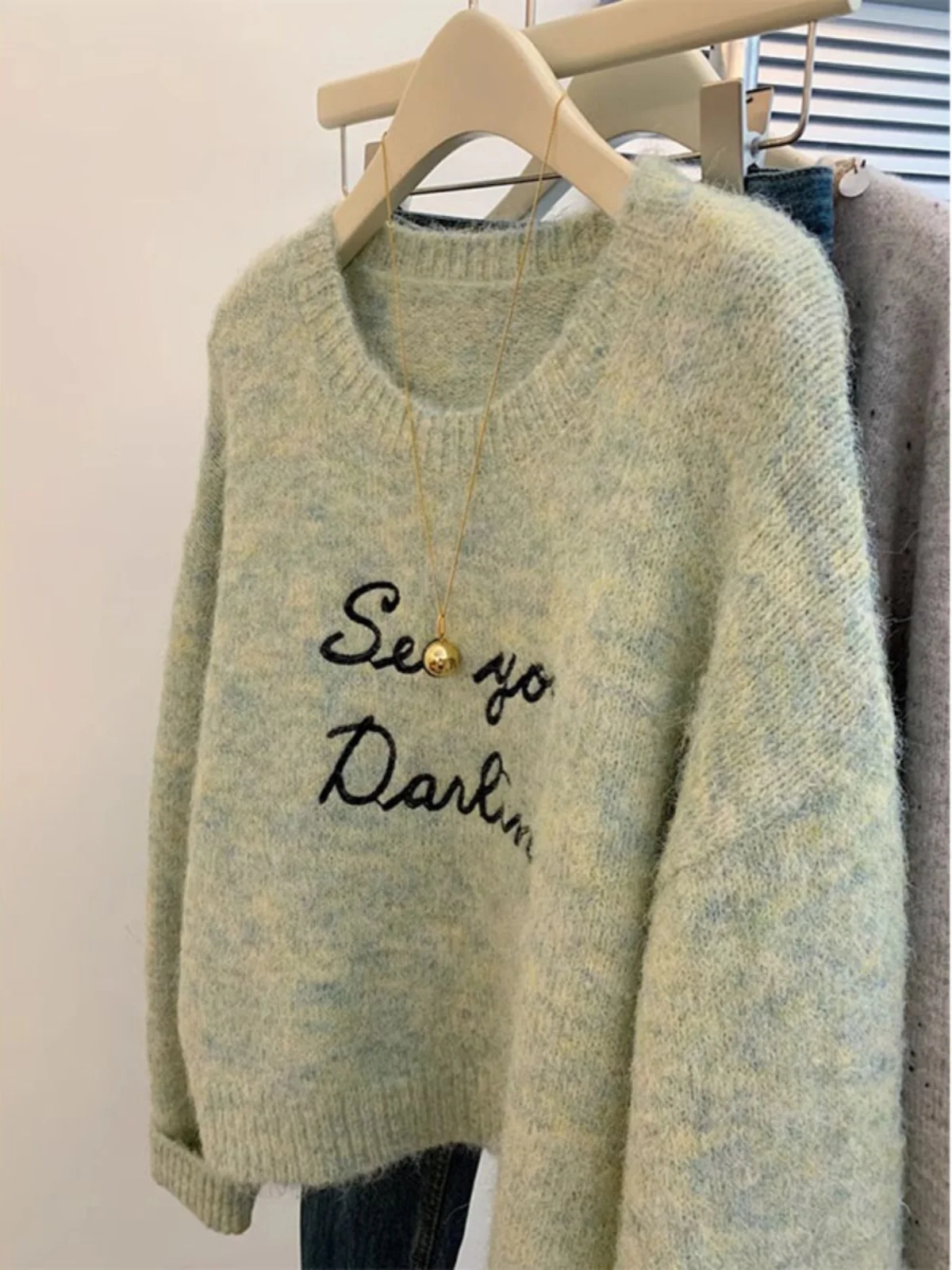 Свободный мягкий клейкий свитер с заниженными плечами и рукавами для женщин