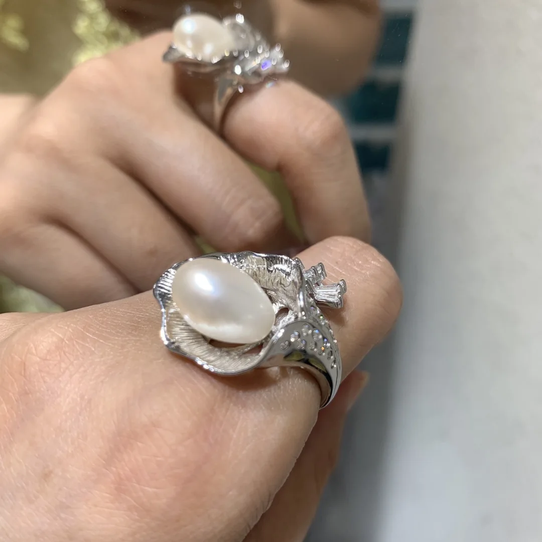 Кольцо женское из серебра 925 пробы с натуральным пресноводным жемчугом и