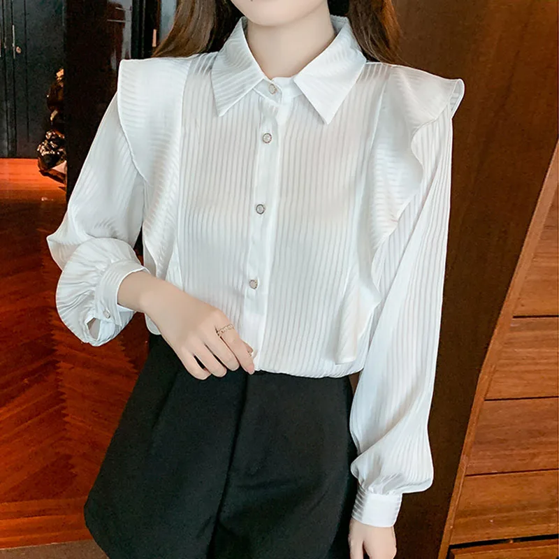 Женская рубашка с отложным воротником в полоску