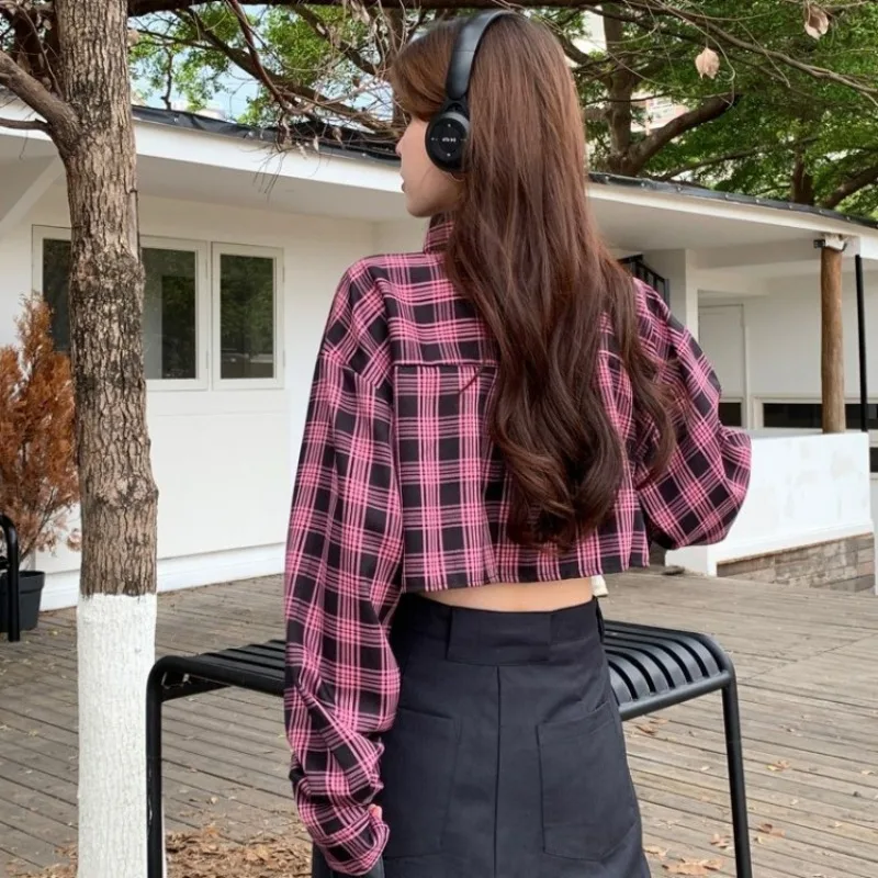 Женская короткая рубашка в клетку свободная стильная розового цвета с длинным