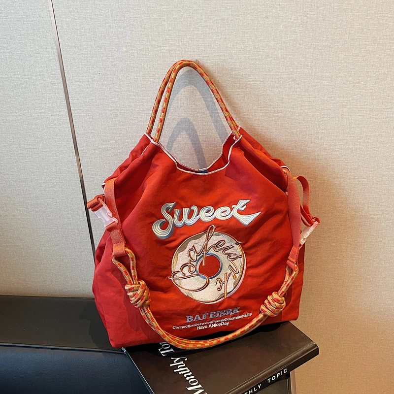 Лидер продаж весны 2025 года изысканные сумки через плечо и с вышивкой в виде