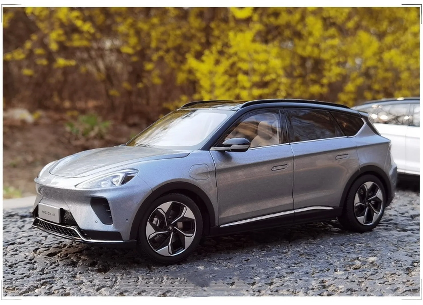 

Модель автомобиля под давлением в масштабе 1/18 ARCFOX aT Grey, коллекционная игрушка, подарок, перо