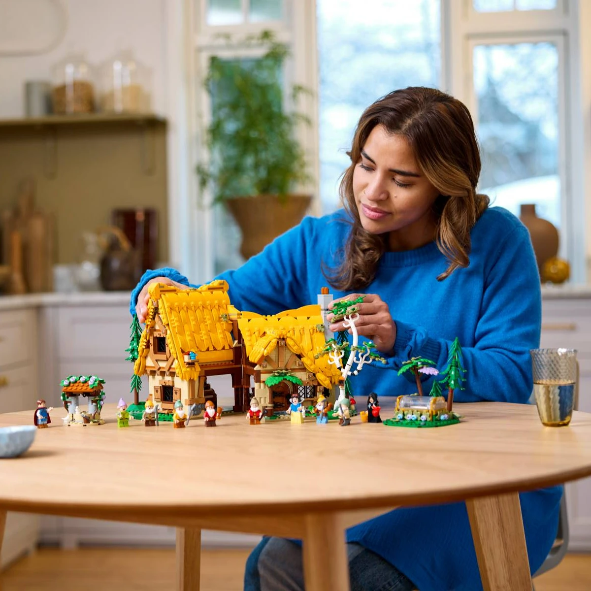 Лего Диснея 43242 Белоснежка и семь карликов хижина