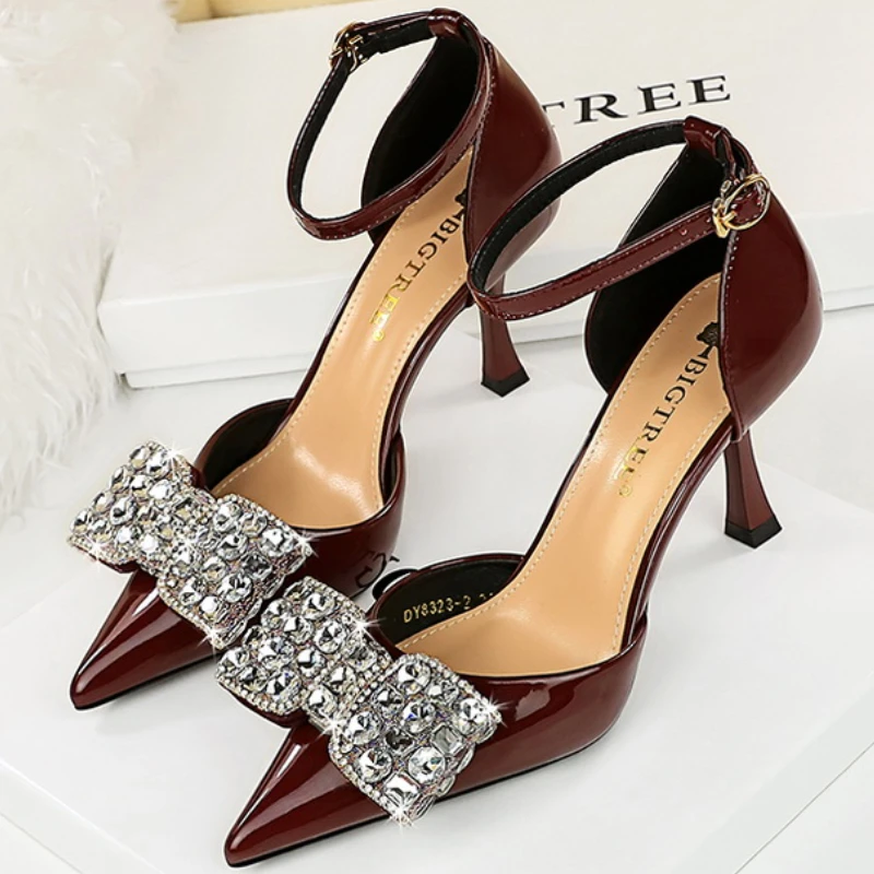 Туфли-лодочки женские из лакированной кожи на высоком каблуке 8 см с острым