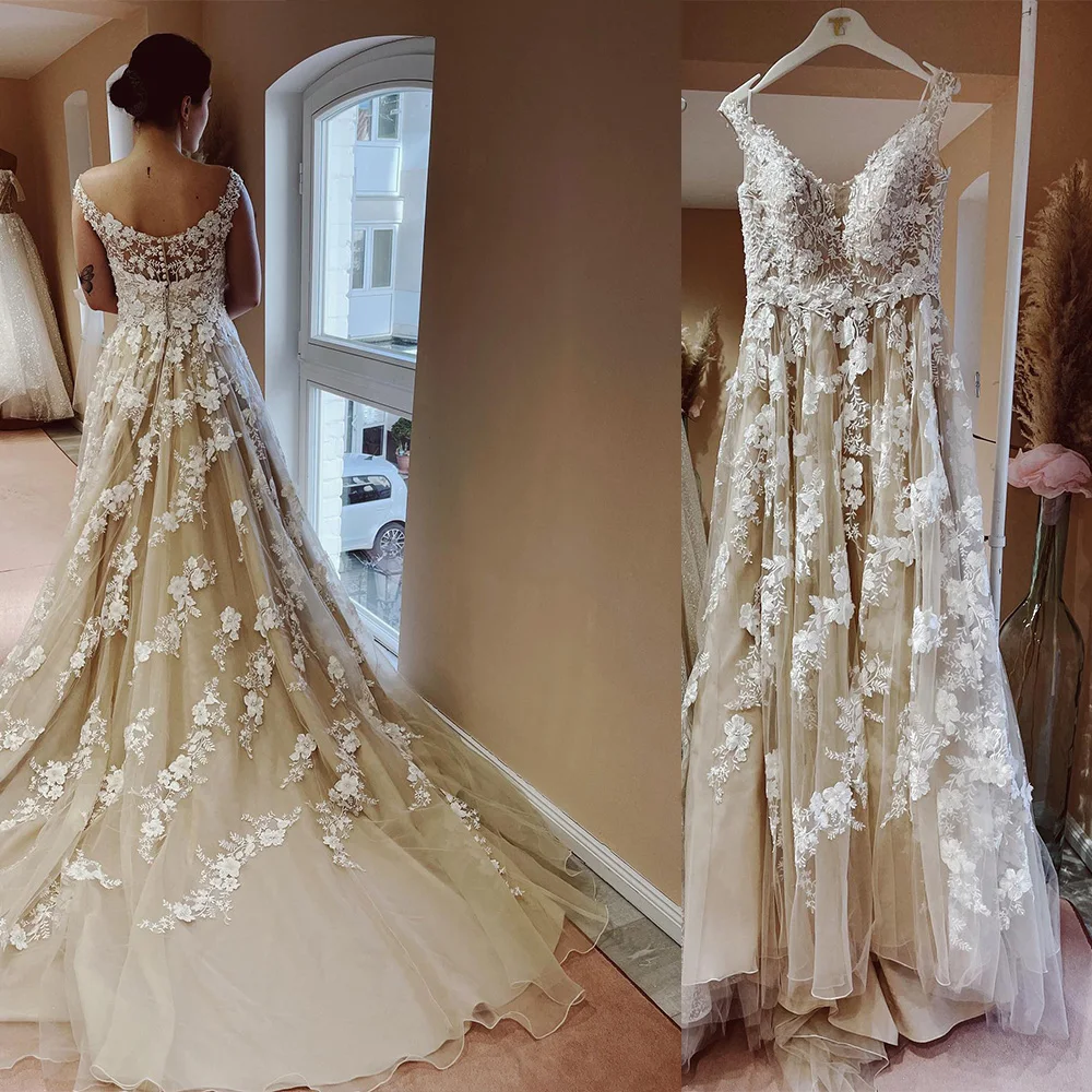 

Современное кружевное свадебное платье с открытыми плечами