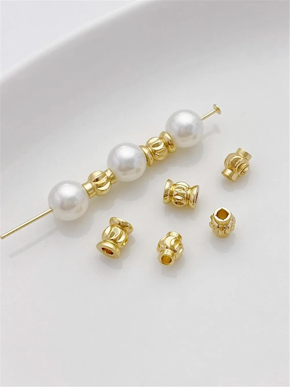 Инкрустированные диагональными бусинами-фонариками из 14-каратного золота