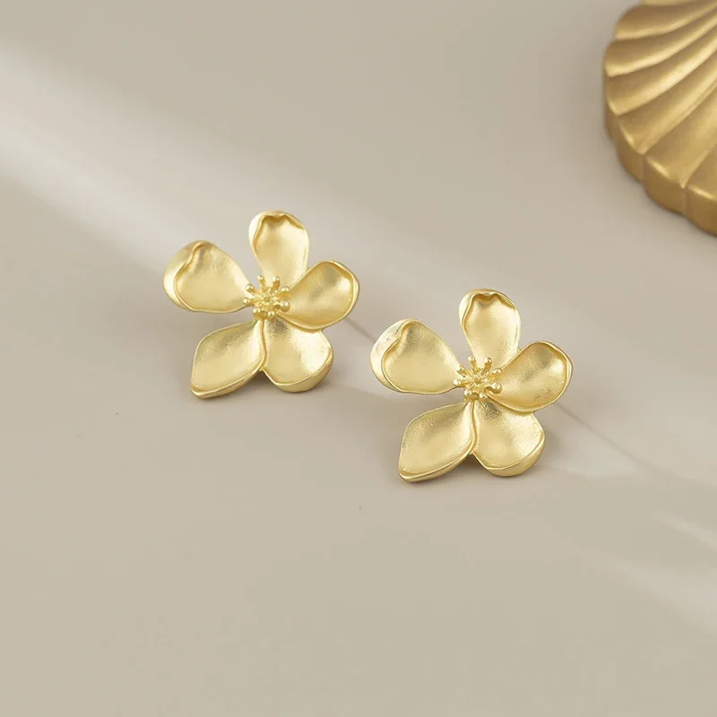 Золотые серьги с матовой текстурой и металлическими цветами в стиле ретро для
