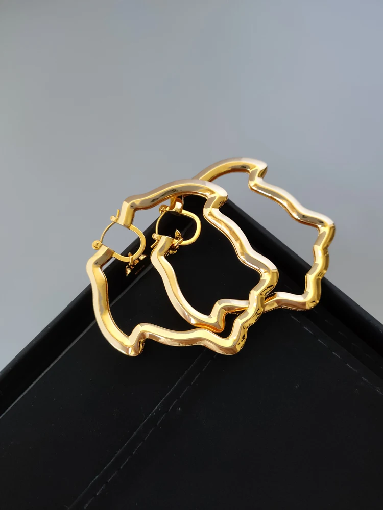 

New metallic contoured stud earrings with European and American style exaggerated earrings