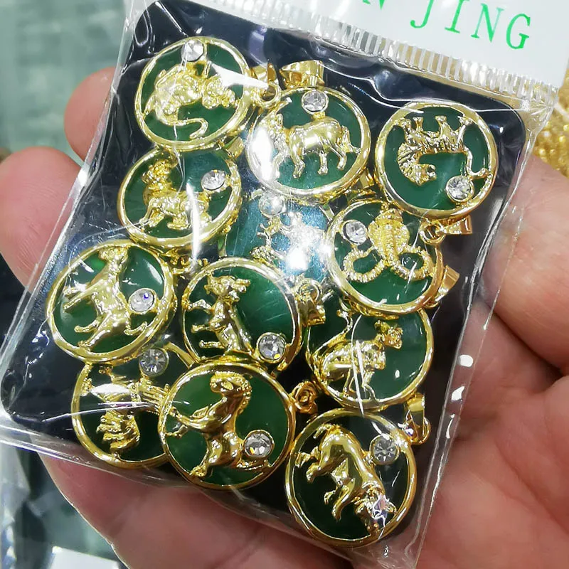 Подвеска из зеленых нефритов 20 х20 мм инкрустированный стразы 12 китайских знаков