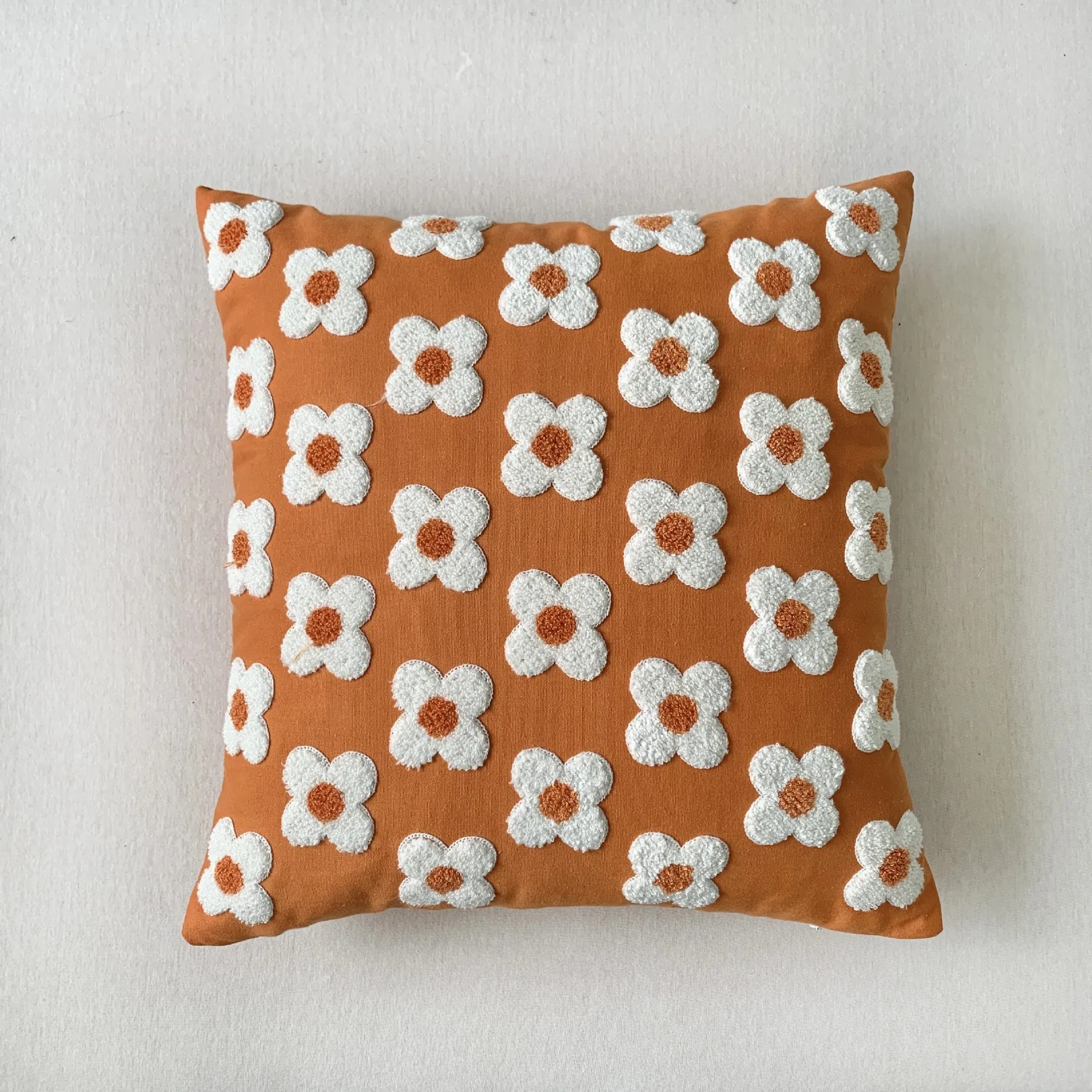 

Декоративная наволочка с вышивкой ромашек из полиэстера/хлопка