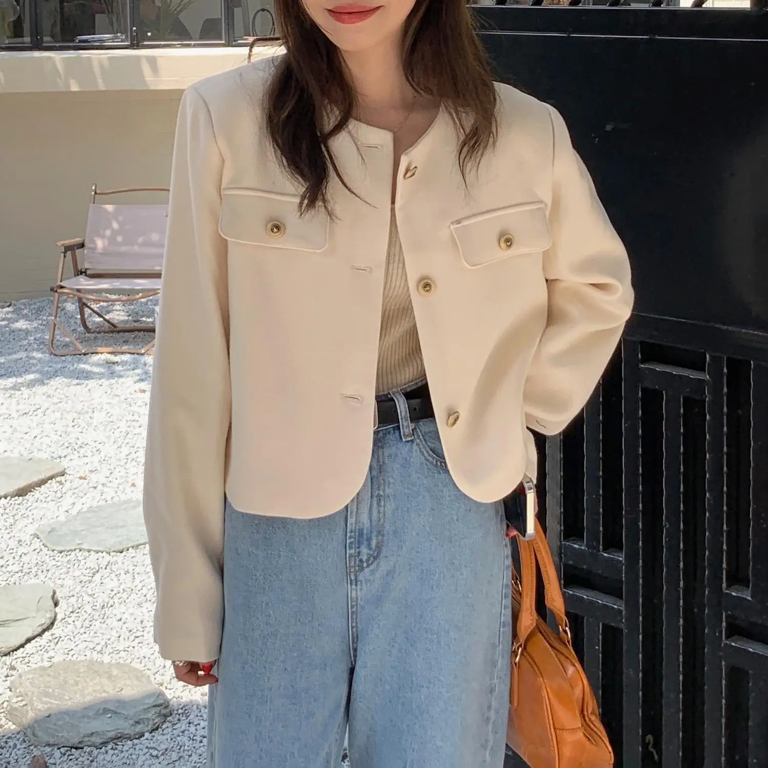 Маленькая ветрозащитная куртка Джокер для съемки в милой точке ранней весны |