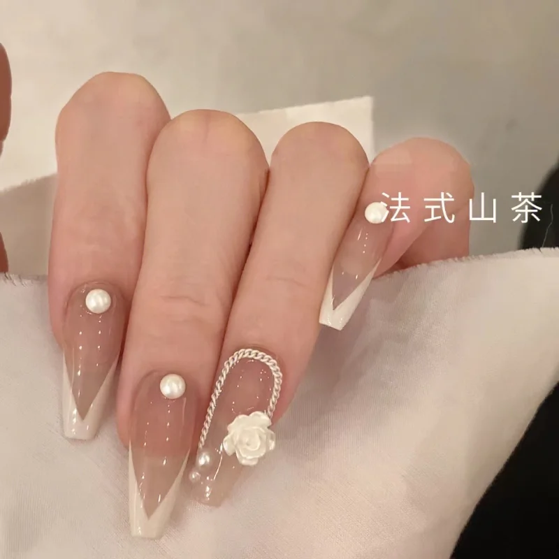 

Fake nails wears a white chain pearl with pure desire for wind by hand.