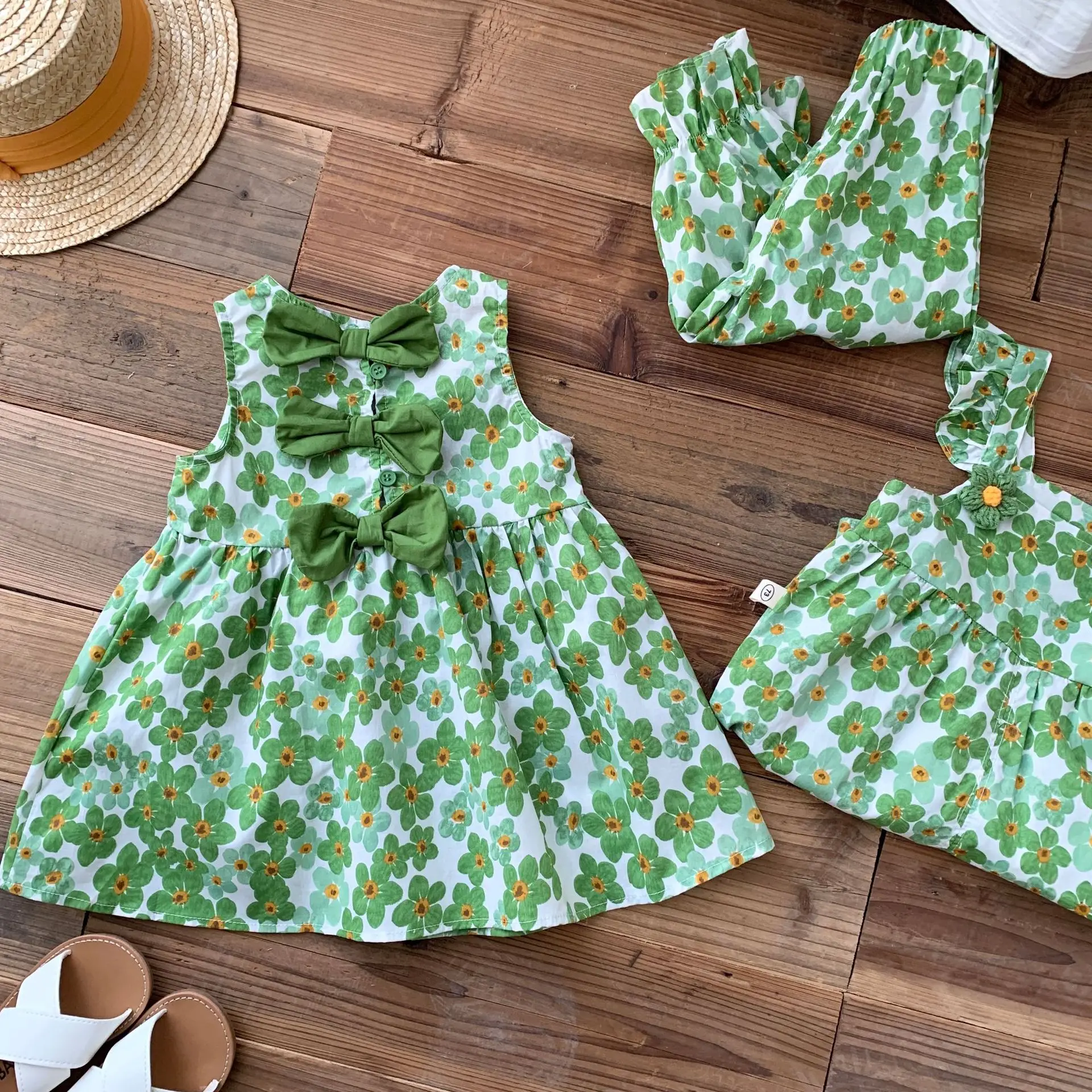 

Детское платье без рукавов, с цветочным принтом и оборками