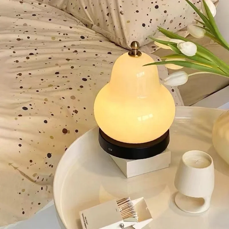 

2023 Настольная лампа с кремовой грушей для отеля, спальни, прикроватного столика, гостиной, декоративное освещение, минималистичные настольные ночники