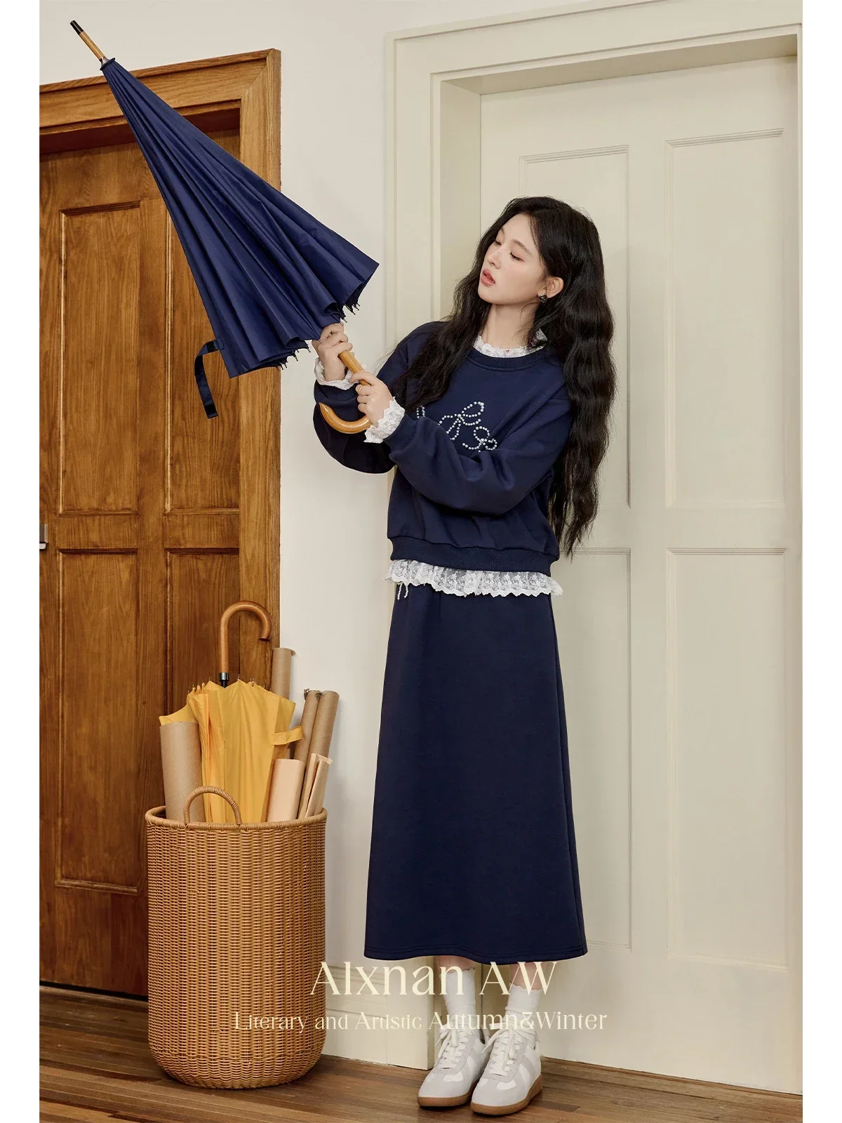 Женская кружевная толстовка с круглым вырезом и жемчужным бантом