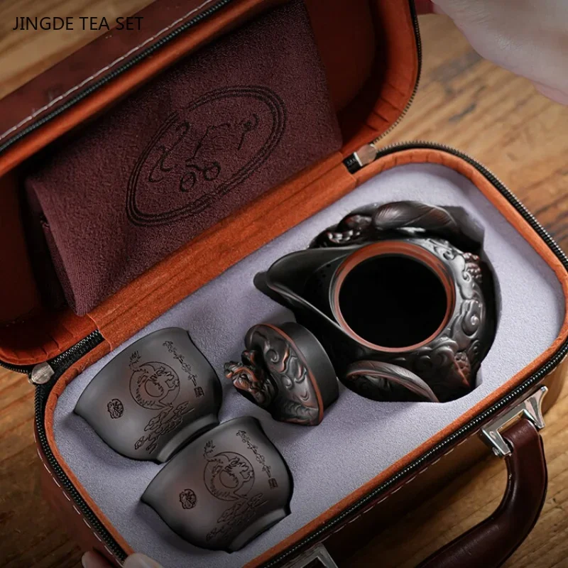 

1 Набор Юньнань фиолетовый керамический дорожный чайный набор портативный один чайник две чашки ручной чайник для улицы летающий дракон