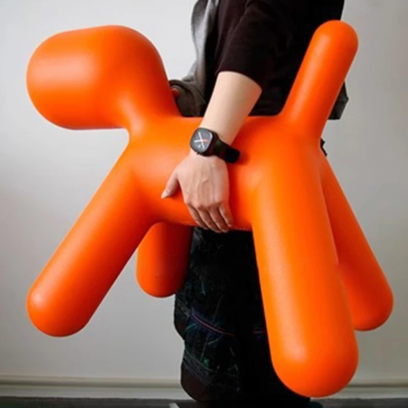 Пластиковое детское кресло в скандинавском стиле