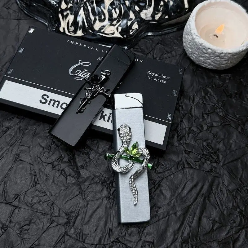 Фото Стильная металлическая зажигалка: Viper/Black Rose Design, ветрозащитная зажигалка с зеленым пламенем, многоразовая бутановая зажигалка, ветрозащитные зажигалки для сигарет №2