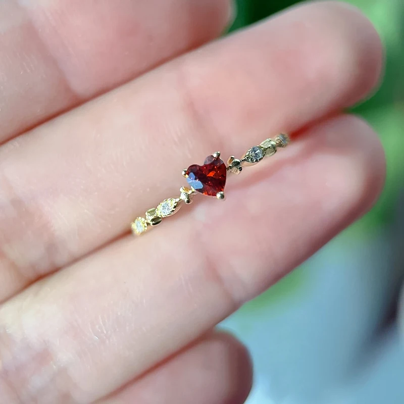 Женское кольцо в форме сердца