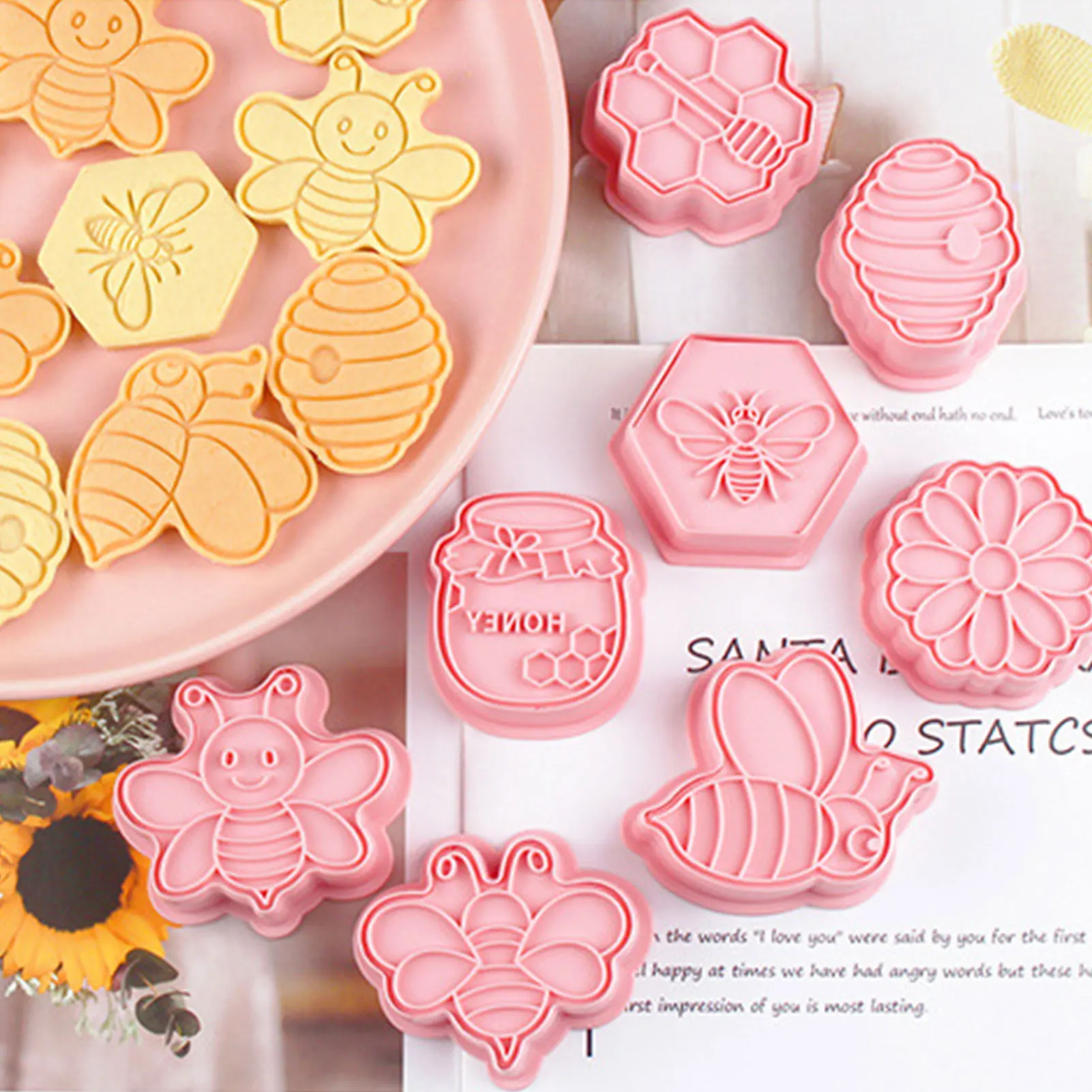 

8Pcs Baking Cookie Cutter 3D Cartoon Mold Bee Biscuit Mold Plastic Cookie Stamp Fondant Stamp Embosser Cookie Decorating Tools
