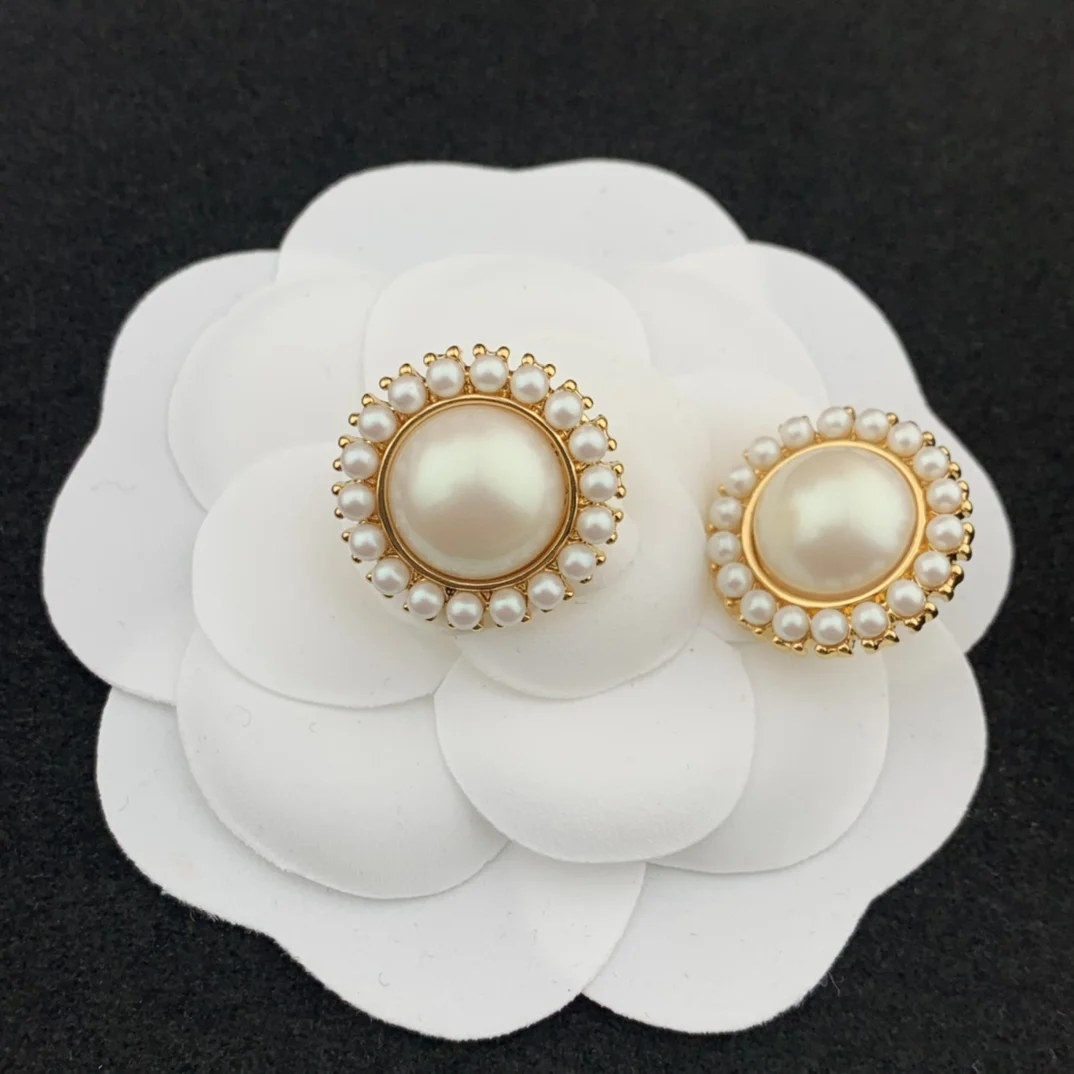 

Popular flower shaped earrings in Europe and America