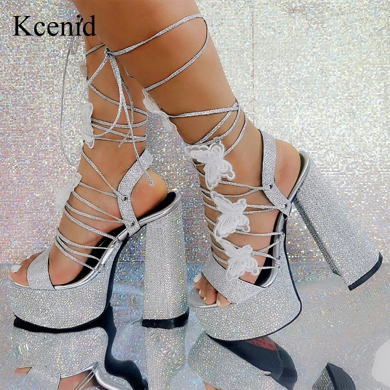 

Женские босоножки на платформе Kcenid, серебристые сандалии на высоком массивном каблуке, украшенные бабочками, с перекрестной шнуровкой, летняя Свадебная обувь