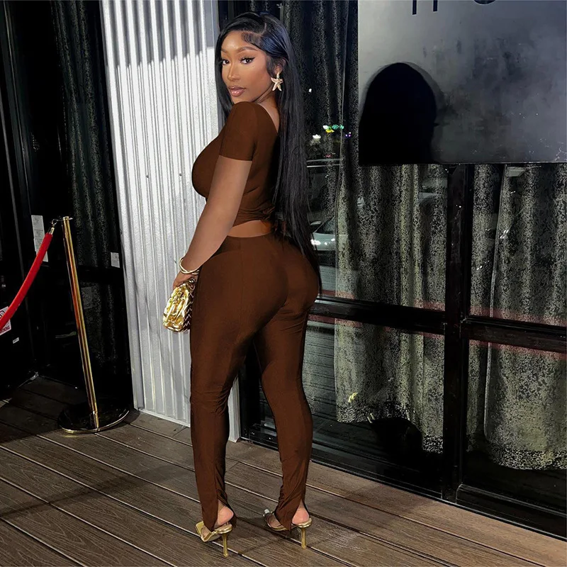 Женский спортивный костюм с глубоким V-образным вырезом и коротким рукавом