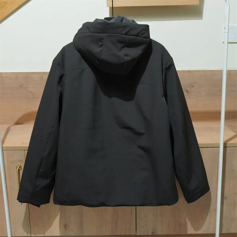 Зимняя куртка из технической ткани с капюшоном и длинными рукавами на молнии