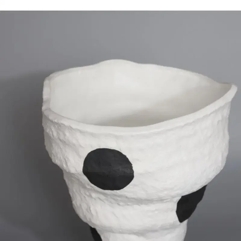 Ваза в черный и белый цветах