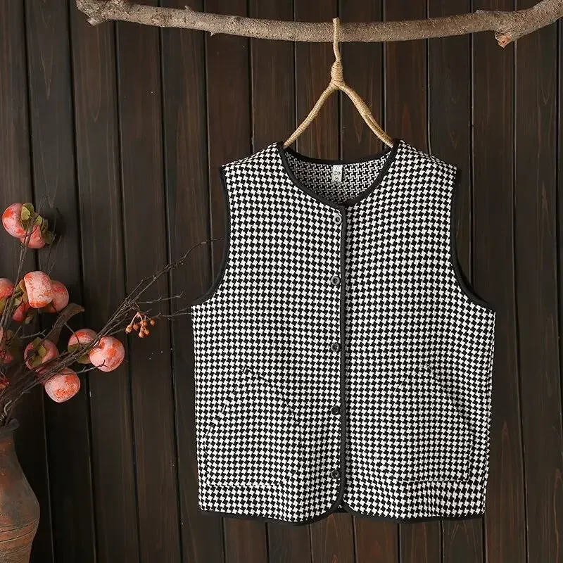 Женский клетчатый жилет больших размеров каштанового цвета однобортный простой