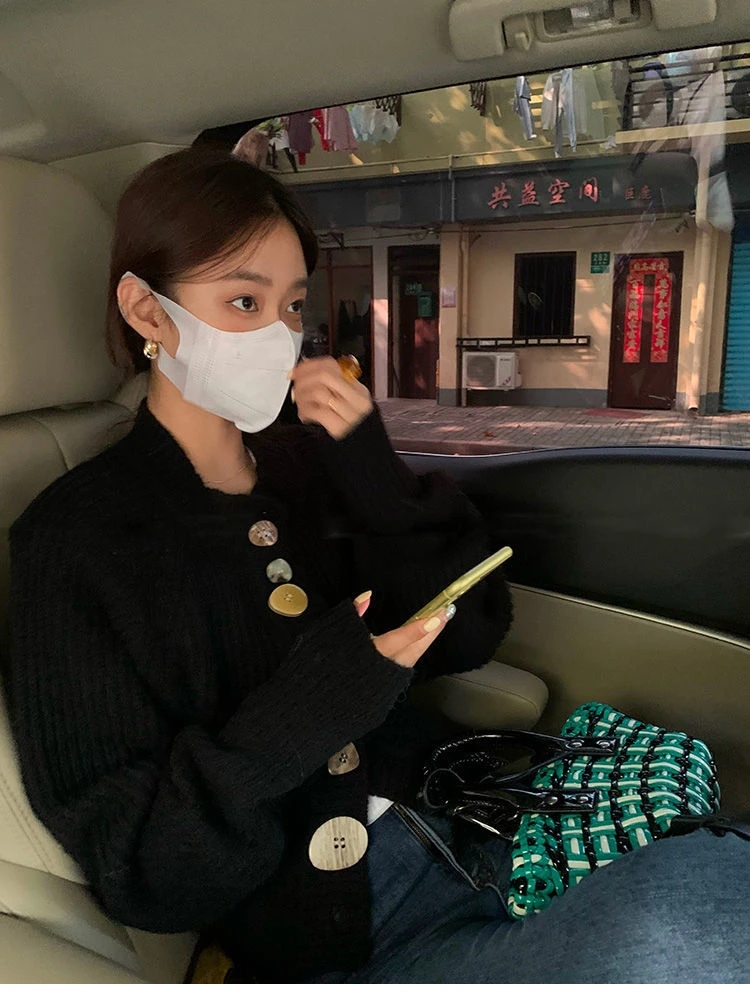 Нежный кардиган Korobov с круглым вырезом короткий топ асимметричными пуговицами